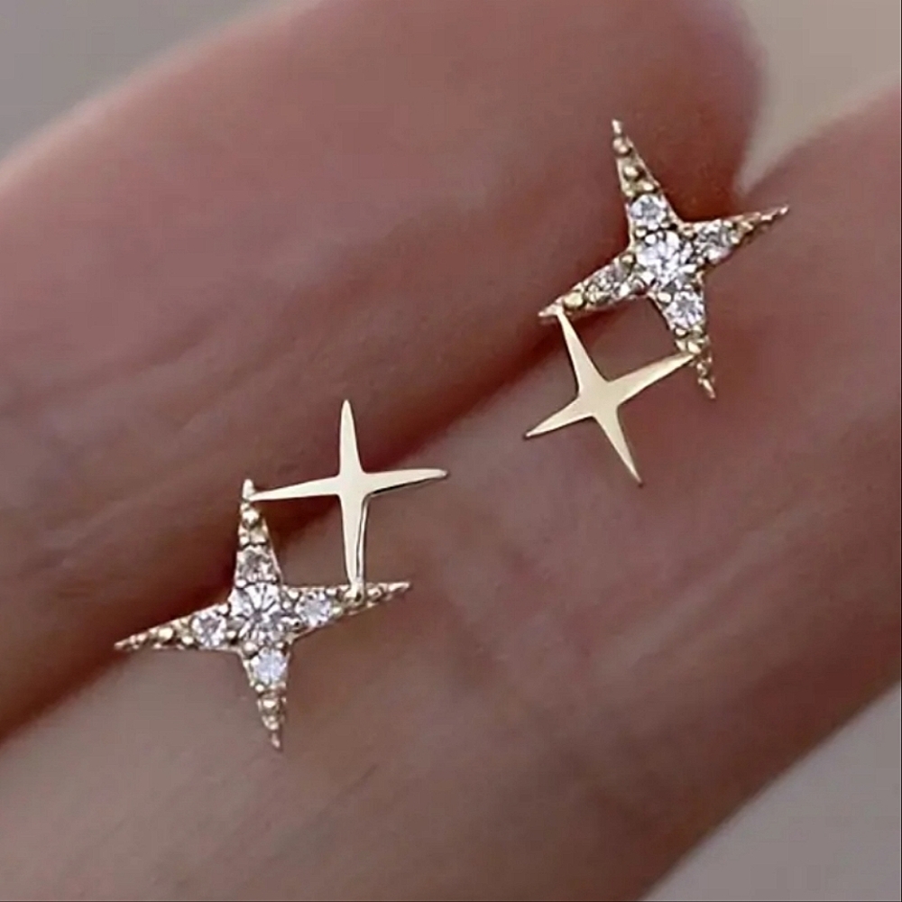 Gold stud earrings ✨️